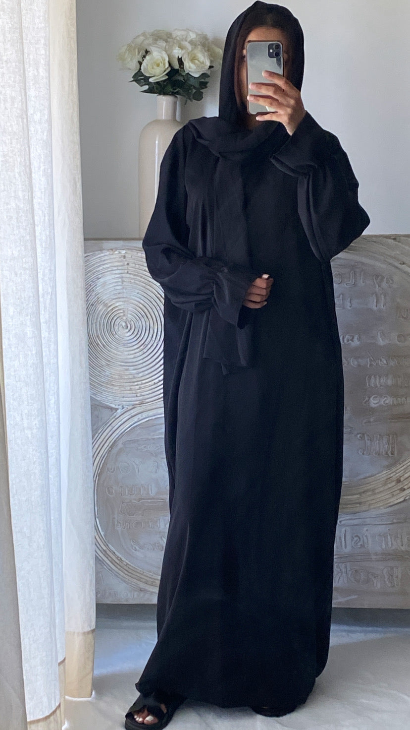 Abaya avec voile intégré en soie de Médine MALYA (Noire)
